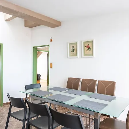 Huge 5 Bedrooms Near Castle Appartement