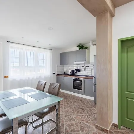 Huge 5 Bedrooms Near Castle Appartement