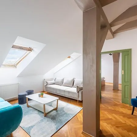 Huge 5 Bedrooms Near Castle