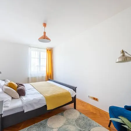 Huge 5 Bedrooms Near Castle Appartement Praag